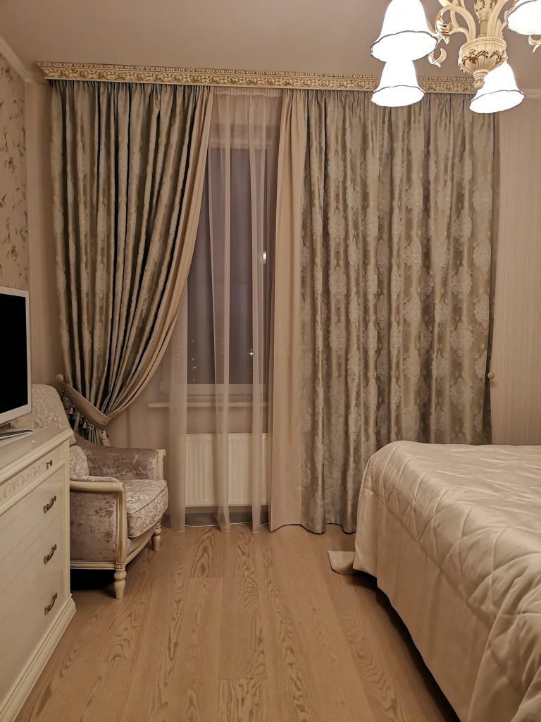 шторы для спальни с декоративными элементами