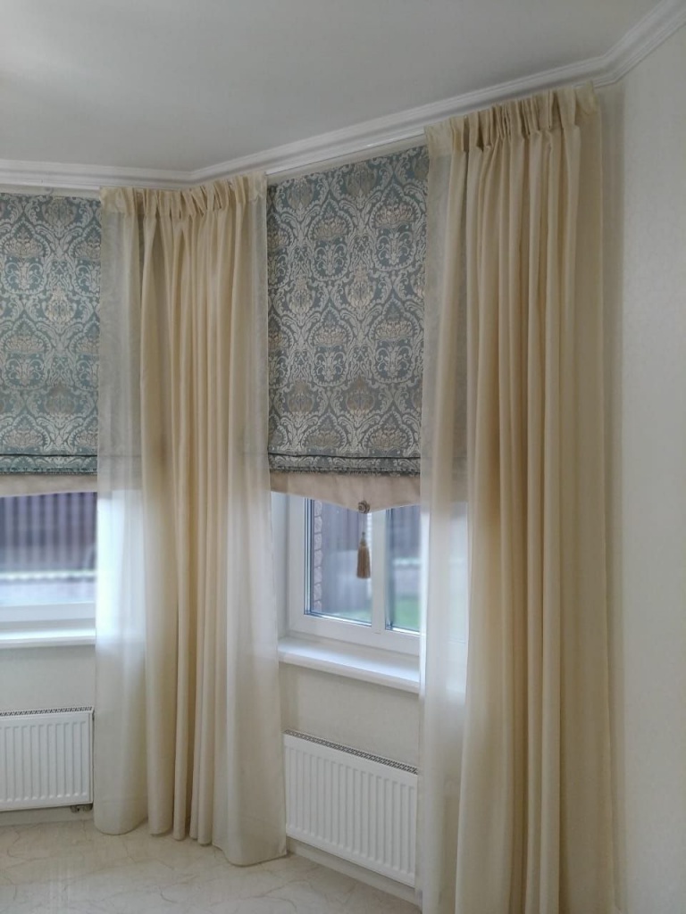 римские шторы и тюль для эркерного окна