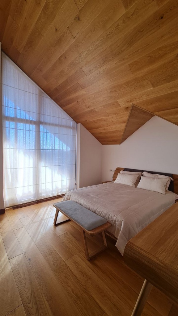 текстильное оформление спальни с окном со скосом