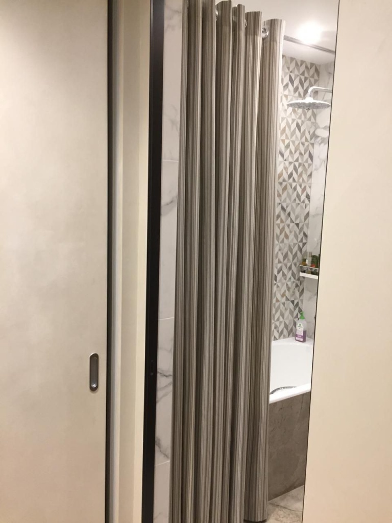 шторы из влагостойкой ткани в ванную комнату