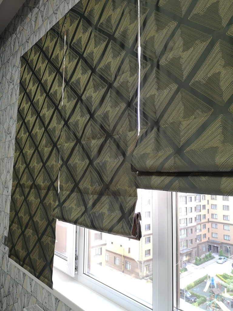 Серые римские шторы на подкладке из димаута в спальню