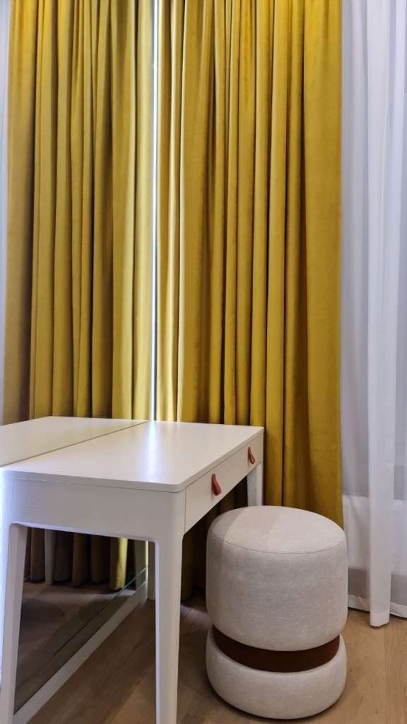 Желтые шторы на подкладке в спальню
